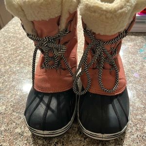 Girls warm winter boots. Gently used.